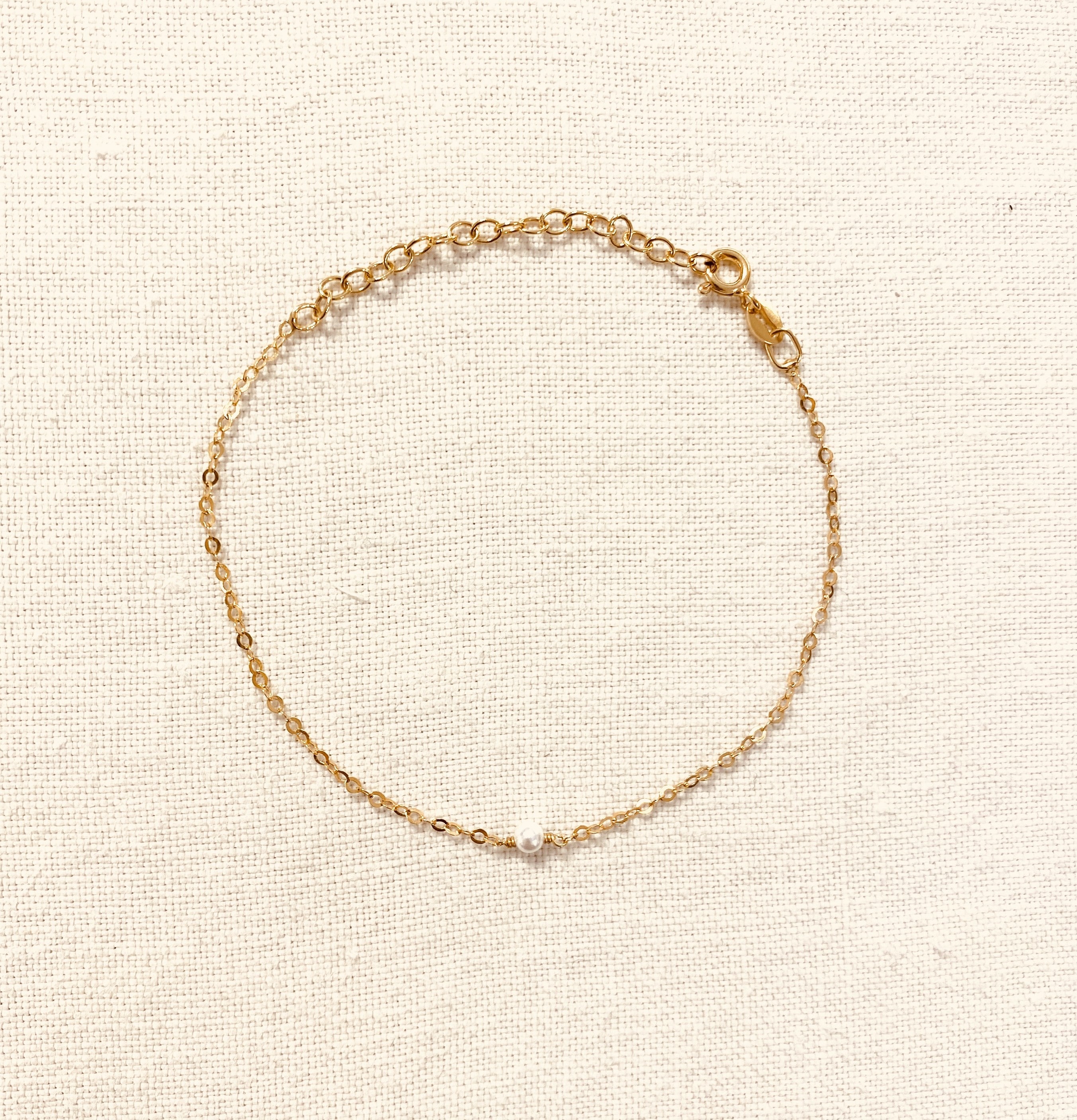 One little pearl bracelet with a white sweet water pearl