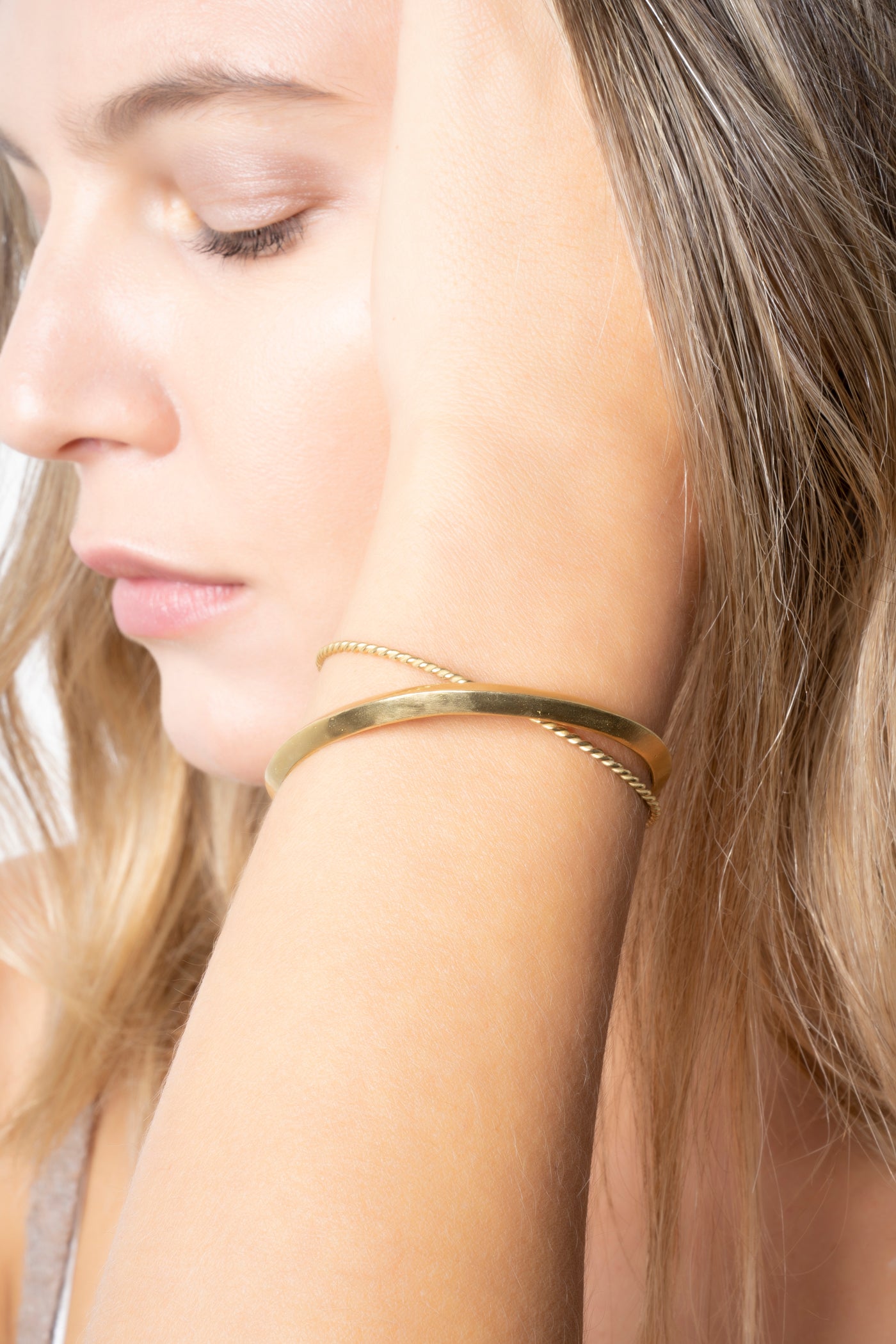 Open twist bracelet in bronze